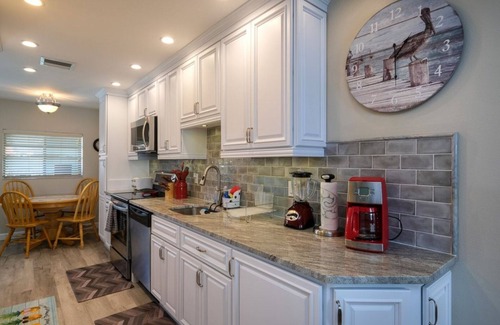 Bradenton Beach Condo | Panoramic bay views! 3-minute walk to beach!