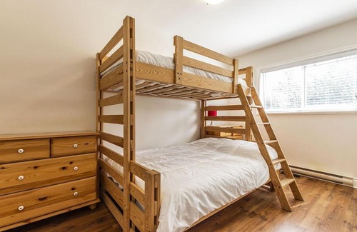 Swiss Meadows Ski Chalet | Panoramic-Blue Mountain-Balcony-Sauna-Backyard-King