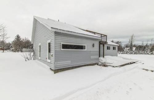 Swiss Meadows Ski Chalet | Panoramic-Blue Mountain-Balcony-Sauna-Backyard-King