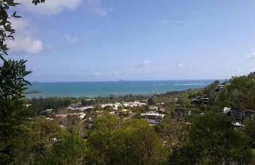 Cannonvale House | Panoramic Island & Ocean Views. Great for Family's & Groups. 2 minutes to Beach