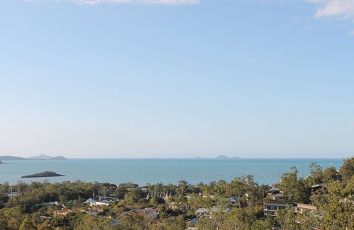 Cannonvale House | Panoramic Island & Ocean Views. Great for Family's & Groups. 2 minutes to Beach
