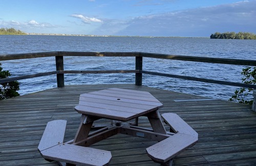 Florida Ridge Condo | Panoramic lake & fountain views from this light & bright condo.