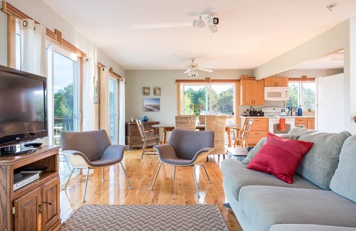 Montague Cottage | Panoramic Lake Michigan Vistas with Beach Access