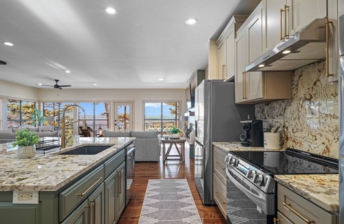 Rogers House | Panoramic Lake View! Minutes from Rogers! 10+ Guests