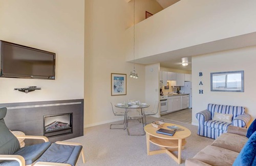 Otter Rock Apartment | Panoramic Loft with King Bed & Full Kitchen