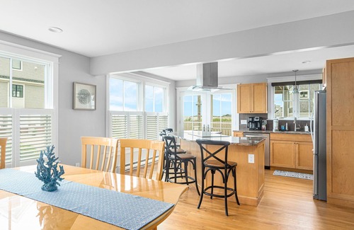 Narragansett House | Panoramic Ocean View, 5 BR, Central Air, 10 minute walk to Scarborough Beach