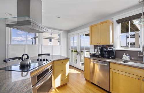 Narragansett House | Panoramic Ocean View, 5 BR, Central Air, 10 minute walk to Scarborough Beach