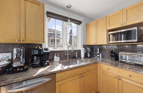 Narragansett House | Panoramic Ocean View, 5 BR, Central Air, 10 minute walk to Scarborough Beach