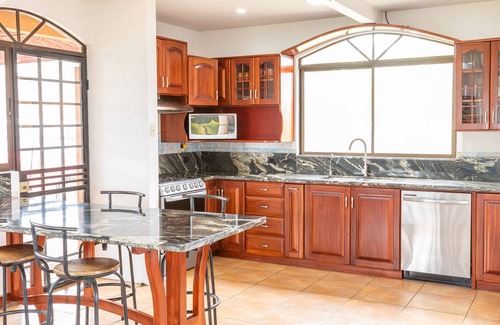 Santa Cruz de Turrialba House | Panoramic Paradise, Luxury Comfort, Vista de Paz
