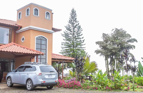 Santa Cruz de Turrialba House | Panoramic Paradise, Luxury Comfort, Vista de Paz