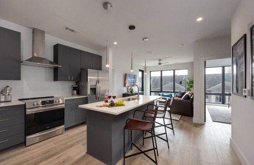 West End House | Panoramic Penthouse - Mins to Broadway - Pool & Gym
