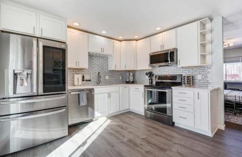Central Colorado Springs House | Panoramic Point - Downtown King Full Kitchen