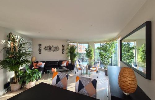 Clapton Apartment | Panoramic Pondview Penthouse