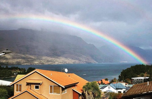 Queenstown City Centre House | Panoramic Queenstown Holiday Home, stunning lake & mountain views, walk to town.