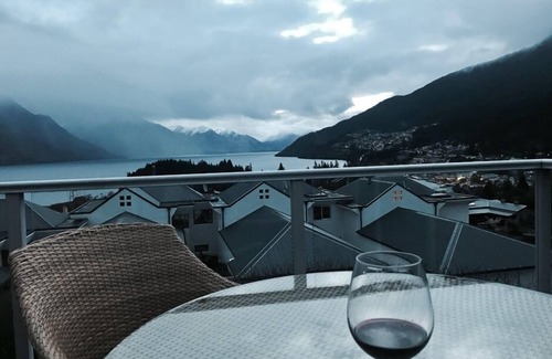 Queenstown City Centre House | Panoramic Queenstown Holiday Home, stunning lake & mountain views, walk to town.
