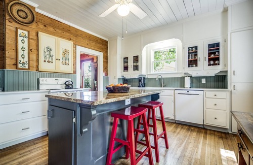 Blanco House | Panoramic river view and river access, walk to town for dining, music, shopping!