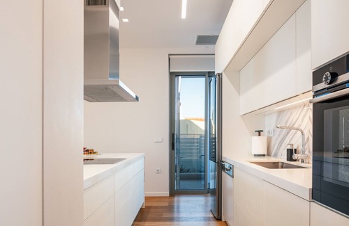 Daratsos Villa | Panoramic sea & city views, gym, sauna, fire pit, close to shops!