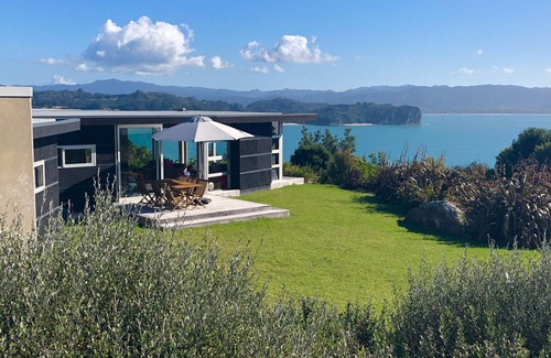 Hahei House | Panoramic, uninterrupted views over Cooks Beach and Mercury Bay