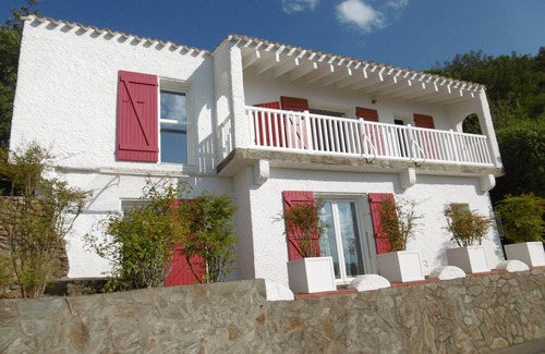 Laroque-des-Alberes Apartment | Panoramic view, with swimming pool: between sea and mountains, in a peaceful setting.