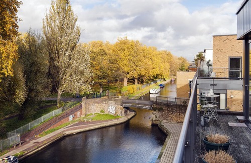 Bow West Apartment | Panoramic Victoria Park Home close to Stratford by UnderTheDoormat