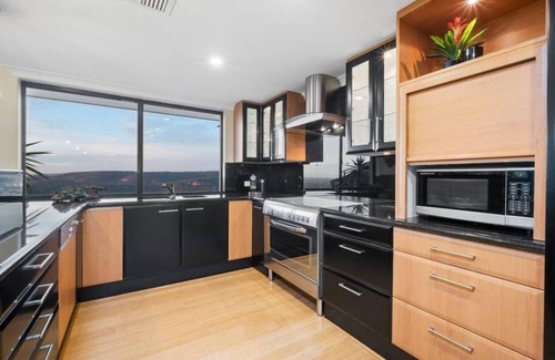 Perth House | Panoramic views, secluded nature retreat in the Perth Hills