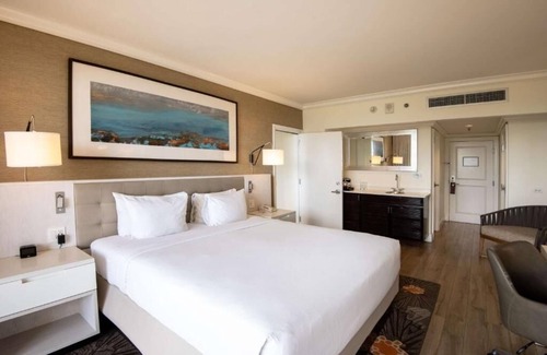 Garrison Historic Area Hotel | Panoramic View Corner Suite 1 King Bed