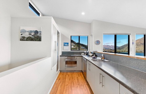 Queenstown Apartment | Panoramic View (Lake Views)