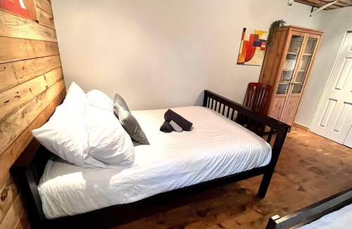 Chertsey House | Panoramic View Waterfront Chalet and Spa