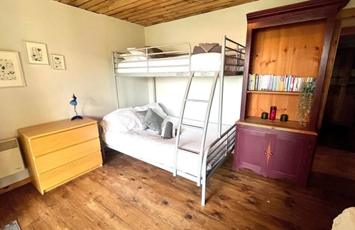 Chertsey House | Panoramic View Waterfront Chalet and Spa