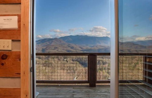 Gatlinburg - Pigeon Forge Cabin | Panoramic Views GSMNP/Near Downtown Gatlinburg