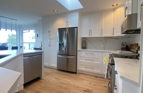 Central Okanagan House | Panoramic views of Okanagan Lake! Spacious home; up to 12 guests! Chef's kitchen