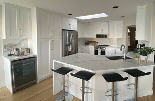 Central Okanagan House | Panoramic views of Okanagan Lake! Spacious home; up to 12 guests! Chef's kitchen