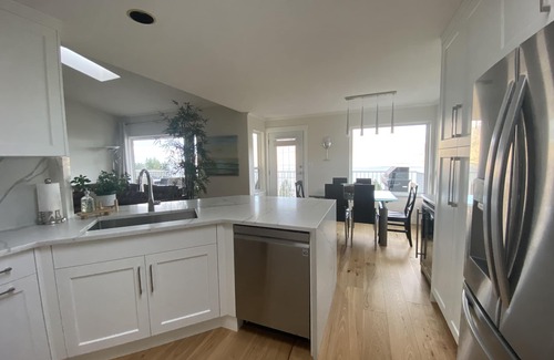 Central Okanagan House | Panoramic views of Okanagan Lake! Spacious home; up to 12 guests! Chef's kitchen