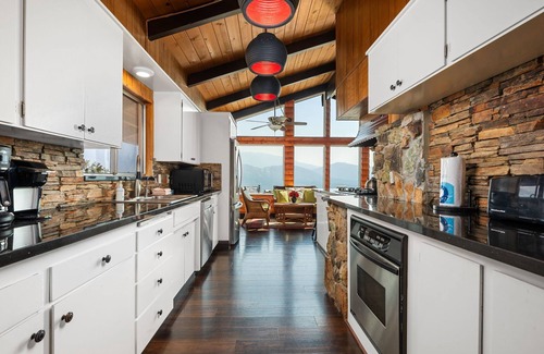 North Fork House | Panoramic Yosemite Cabin w/Decks & Wildlife