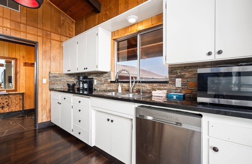 North Fork House | Panoramic Yosemite Cabin w/Decks & Wildlife