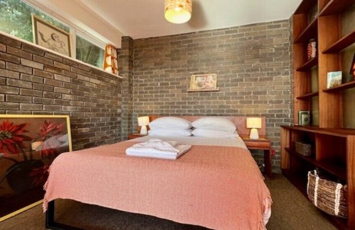 Llanfair House | Pant Golau - The Seventies House