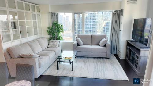Downtown Toronto Apartment | Pantages Skyline Suite in Toronto Centre - Free Parking