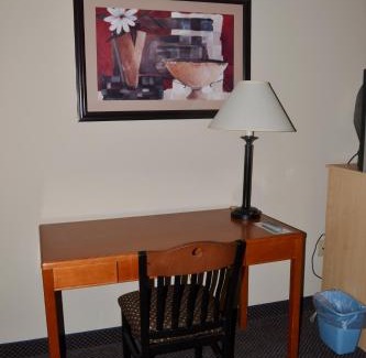 Paola Hotel | Paola Inn and Suites