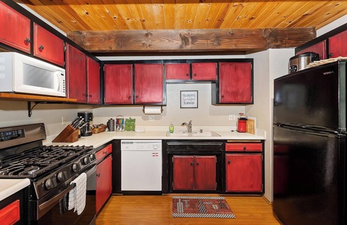 Fox Farm Cabin | Papa Bear Cabin By Destination Big Bear: Conveniently Located to Big Bear Amenities! Wood Burning Fireplace! Close to Biking Paths!