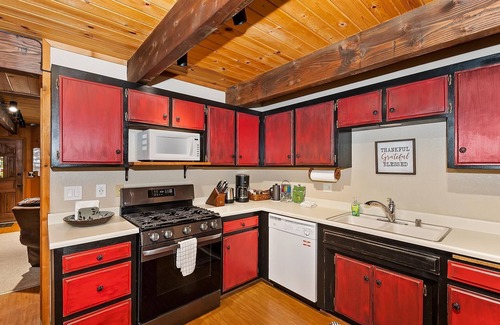 Fox Farm Cabin | Papa Bear Cabin By Destination Big Bear: Conveniently Located to Big Bear Amenities! Wood Burning Fireplace! Close to Biking Paths!