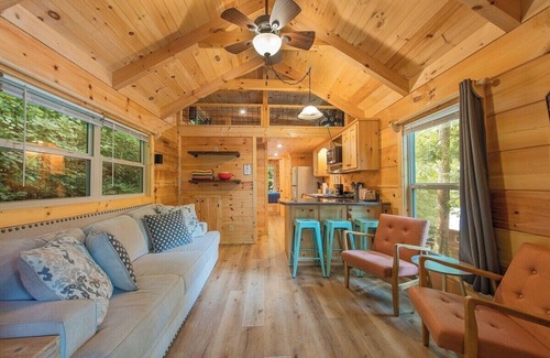 Lookout Valley Neighborhood Association Apartment | Papa Cabin | Tiny Log Home Comfort in Rustic Bliss