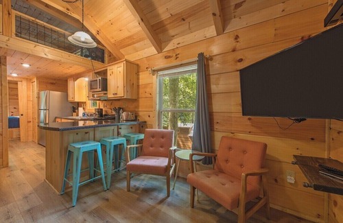 Lookout Valley Neighborhood Association Apartment | Papa Cabin | Tiny Log Home Comfort in Rustic Bliss