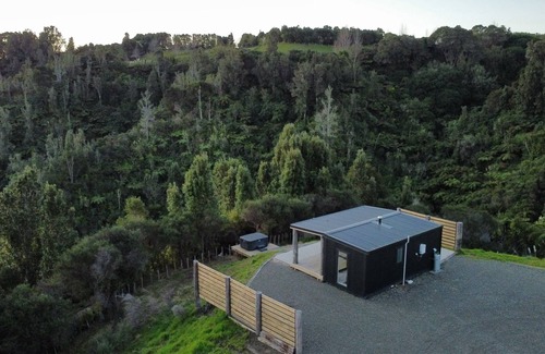 Bay of Plenty Region Cabin | Paparoa Escape-Bush Walk, Hot Tub, Serene Views, Peaceful Escape & Dog Friendly.