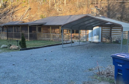 Bryson City House | Papaws Creekside Cabin is Handicap accessible. Starlink Internet