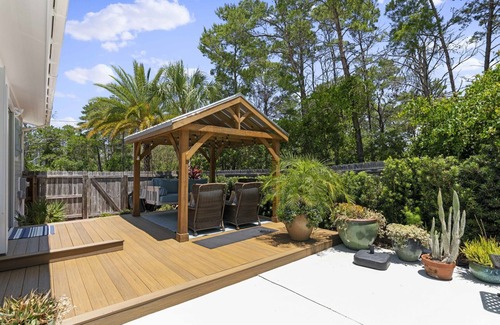 Gulfview Heights House | Pappou's Paradise by Avantstay | Private Pool, Steps to Beach | Sleeps 15