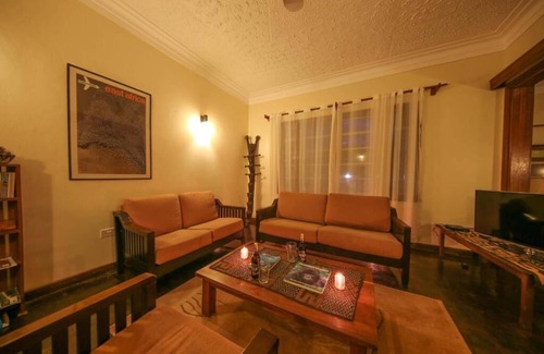 Entebbe House | Papyrus Guest House