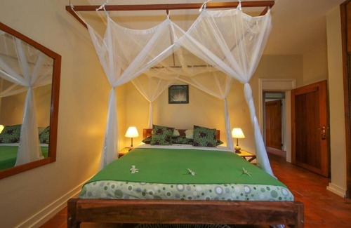 Entebbe House | Papyrus Guest House