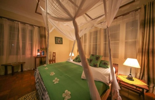 Entebbe House | Papyrus Guest House