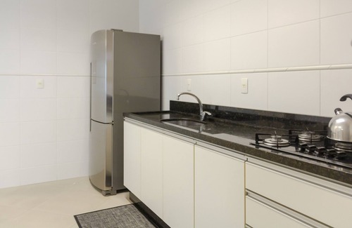 Castelo Branco Apartment | Para 8 hóspedes a 2 quadras do mar KS1145