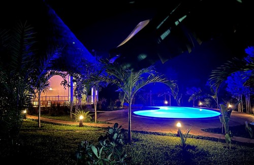 Galu House | Paradiesische Villa Maisha Mazuri mit Pool. Terrasse und Personal